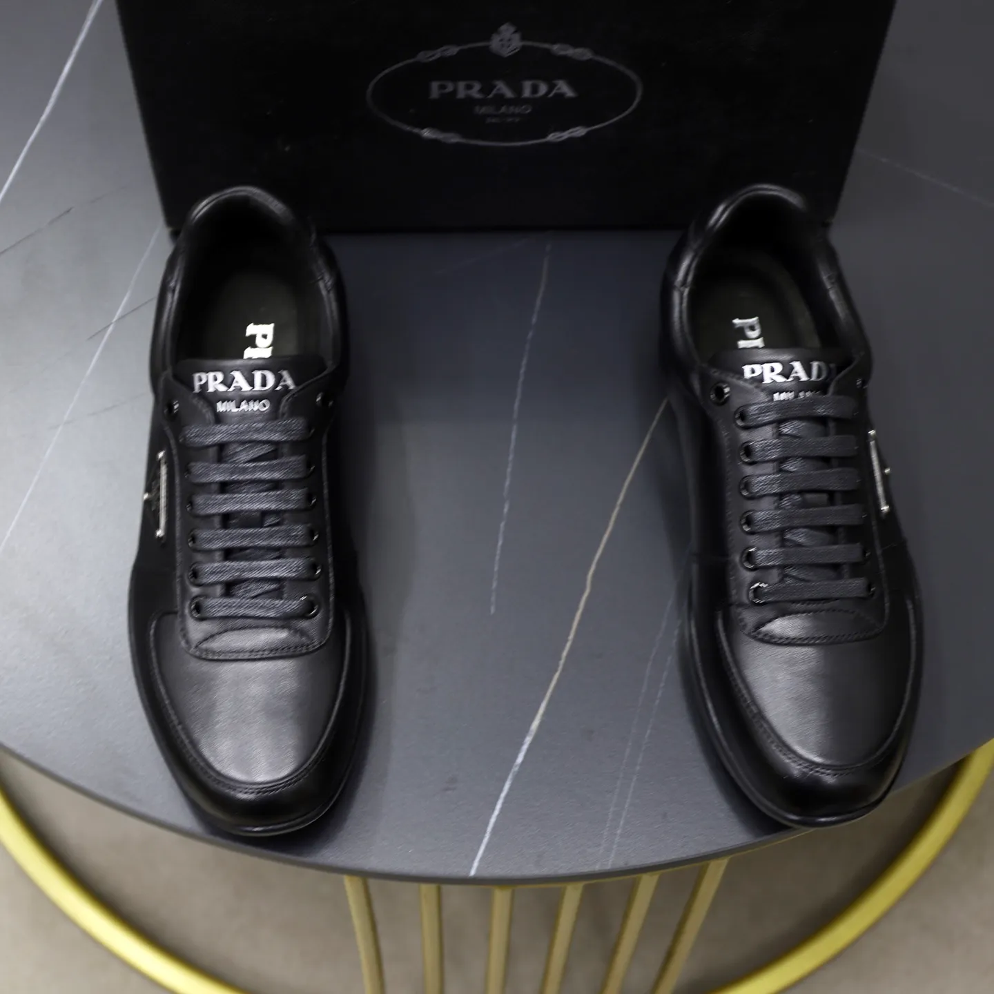 Factory price: 600💰Top original order Brand: PRADA (Prada) Standard code: Men's size 38/44 (45 can be customized) Grade: Same as the official website Material: Original cowhide surface, cowhide lining, original wear-resistant soft outsole Style category: casual sports shoes, young fashion, European and American trends, British style Color: actual picture color